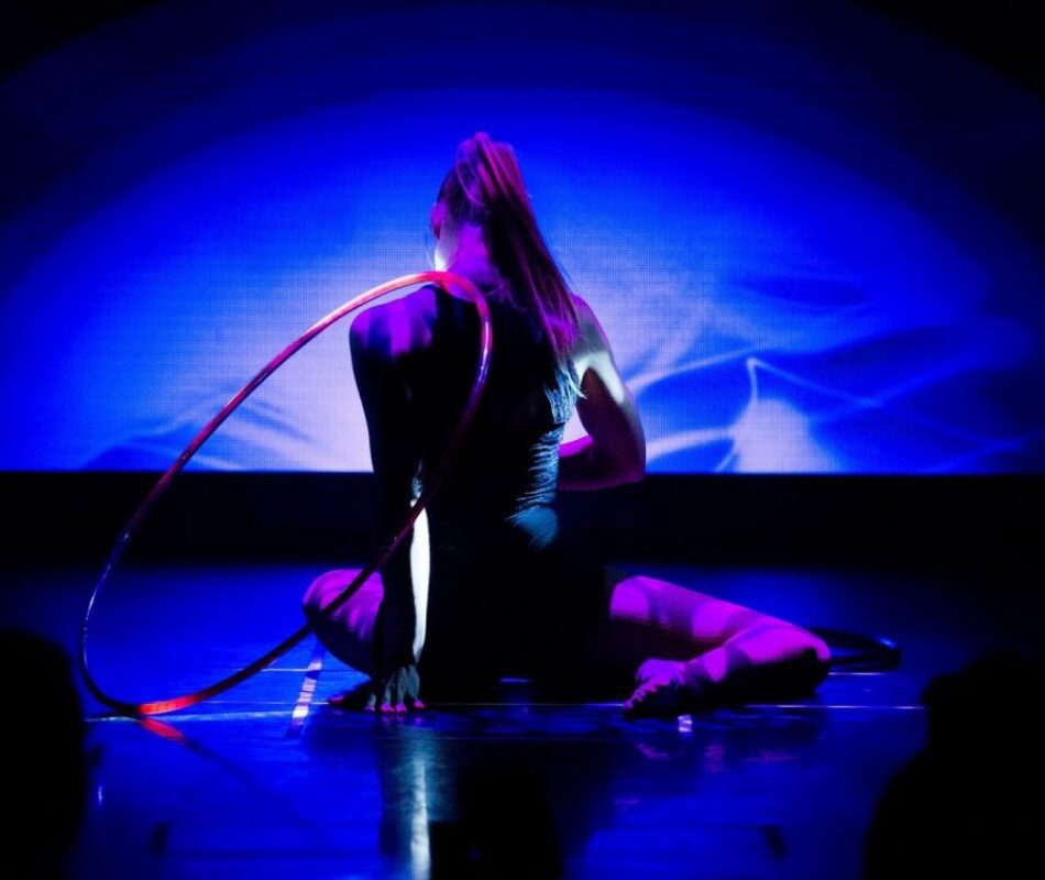 Annika Hakala Hulahoop Circus Artist Event Gala Show Varieté