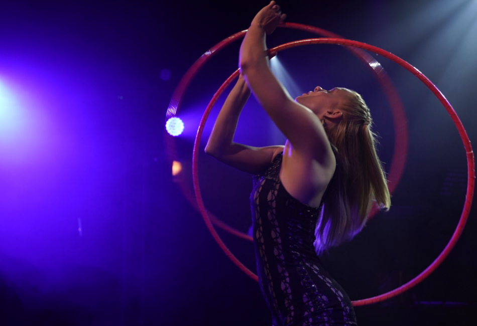 Annika Hakala Circus Artist Hulahoop Show Event Gala Varieté